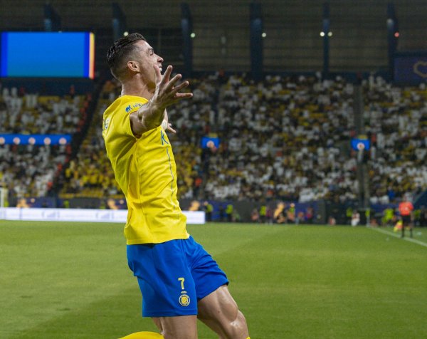 厚积薄发🤑C罗前19年挣了4.1亿镑薪水,在获胜 4年挣6亿+15%股份